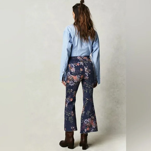 šLAST ONE! FREE PEOPLE Youthquake Printed Crop Flare Jeans Navy Combo - Picture 8 of 14